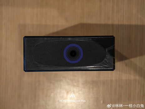 Honor Win 360W 充电器顶部的直流接头