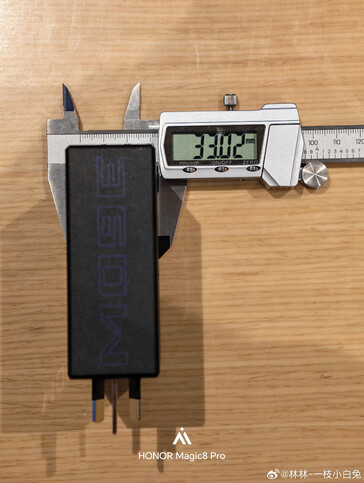 Honor Win 360W 充电器的厚度