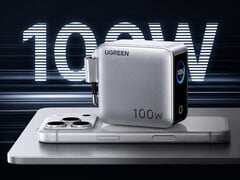 新款 Ugreen Nexode Pro 100W 配备四个接口和一个智能显示屏
