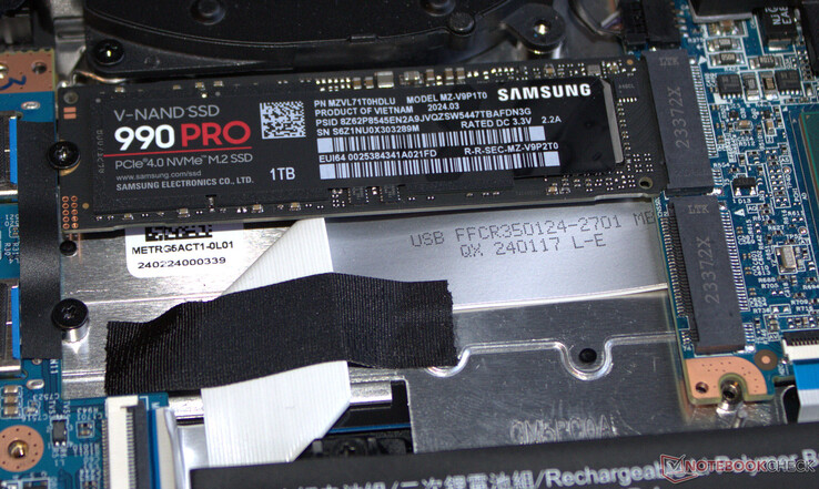 笔记本电脑可容纳两个 PCIe-4 固态硬盘。
