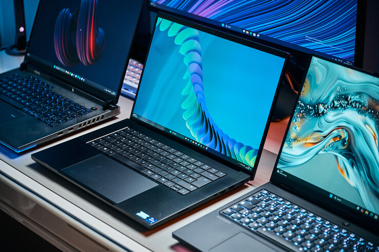 无与伦比的响应时间、令人惊叹的对比度和绚丽的色彩。Blade 16 配备 240 Hz OLED。
