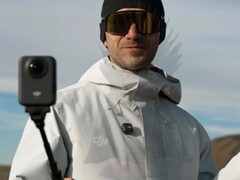 使用中的大疆创新 Osmo 360 及其电池延长杆。(图片来源:Igor Bogdanov 提供)