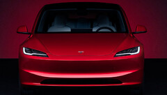采用全新火焰红配色的 Model 3 高原版改款车型（图片：特斯拉）