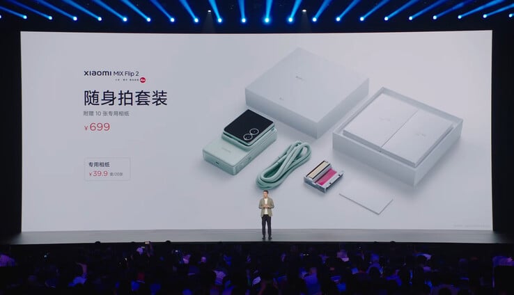小米发布 Mix Flip 2 的口袋摄影套件及其零售包装盒内容。(来源：Xiaomi via Fixed Focus Digital）