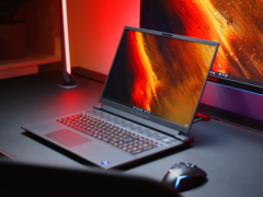 配备 RX 7900M GPU 的 Alienware m18 R1 是少数配备 AMD 显卡的游戏笔记本电脑之一。(图片来源：YouTube 上的 NotebookcheckReviews）