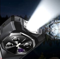 Fossibot F113 智能手机的顶部边缘内置了一个 160 流明的手电筒。(图片来源：Fossibot）