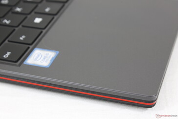 沿着前部和侧边的红色装饰为原本灰色的底盘增加了视觉亮点。