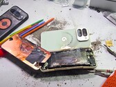 电池在耐久性测试中爆炸是 JerryRigEverything 直到现在才经历过的事情。谷歌的 Pixel 10 Pro Fold 并没有改进前代产品的弱点。(图片来源：JerryRigEverything）