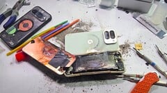 电池在耐久性测试中爆炸是 JerryRigEverything 直到现在才经历过的事情。谷歌的 Pixel 10 Pro Fold 并没有改进前代产品的弱点。(图片来源：JerryRigEverything）