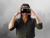 图中显示一名玩家正在佩戴 Steam Frame VR 头显