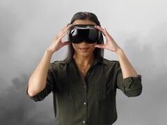 图中显示一名玩家正在佩戴 Steam Frame VR 头显