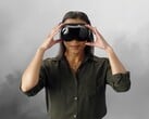 图中显示一名玩家正在佩戴 Steam Frame VR 头显