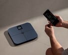 小米的新款电子秤配备了可充电电池,这与使用AAA电池的米家体脂秤S400 Pro(如图所示)不同。