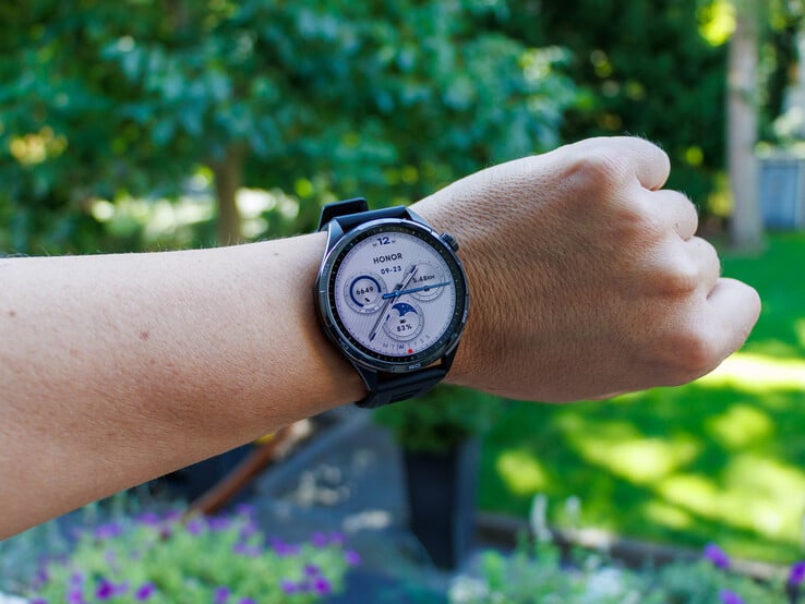 《暗影中的 Honor Watch 6》
