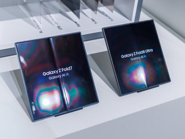 与Galaxy Z Fold7相比,Fold8 Ultra的折叠边缘变得更平坦了。