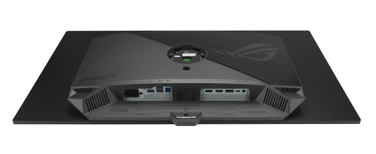 ROG Swift OLED PG32UCDMR 包含五个 USB 端口，其中包括一个 90 W Type-C 连接，可提供 DisplayPort Alt 模式。(图片来源：华硕）
