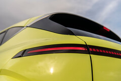 更新后的尾灯突出了 2024 年款 Kona EV 的锐利新外观。(图片来源：现代汽车）
