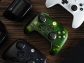 用于 Xbox 的 8BitDo Ultimate 3 模式控制器（如图）可通过 USB 电缆连接到 Xbox 游戏机。(图片来源：8BitDo）