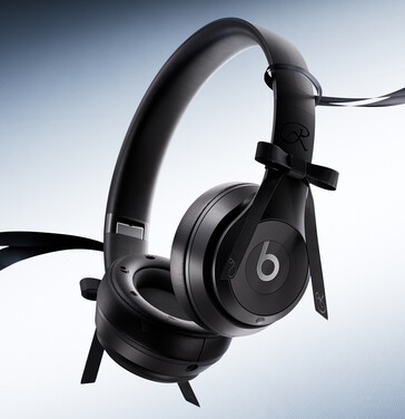 Beats x Jennie 耳机配有可拆卸蝴蝶结和点缀耳垫。