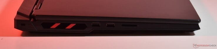 左侧肯辛顿锁、2 个 USB A 3.2 Gen 1、SD 卡