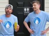Mark Rober 拿着一罐尿站在 MrBeast 旁边（图片来源：MrBeast；经裁剪的截图）
