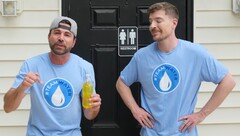 Mark Rober 拿着一罐尿站在 MrBeast 旁边（图片来源：MrBeast；经裁剪的截图）