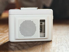 Maxell MXCP-P100S 卡带播放器内置扬声器，用户无需佩戴耳机即可随时随地欣赏音乐。(图片来源：麦克赛尔）