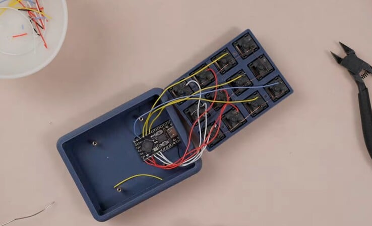 ScottoT9 机械键盘手部接线。(图片来源：YouTube 上的 Joe Scotto）