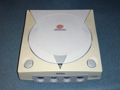 发黄的世嘉 Dreamcast 游戏机图片(图片来源:Tech Tangents YT)