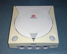 发黄的世嘉 Dreamcast 游戏机图片(图片来源:Tech Tangents YT)