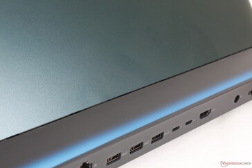Alienware 18 重量很重、体积很大，这与后部冷却甲板有关。