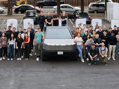 特斯拉首个 500 kW V4 超级充电站的 Cybertruck。(图片来源：特斯拉）