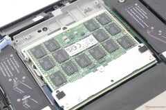 适用于戴尔 Pro Max 16 Plus 的可拆卸式 128 GB CAMM2 内存模块（图片来源：Notebookcheck）