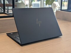 更大容量的电池、分辨率更低的 60 Hz IPS 显示屏以及高能效的 Lunar Lake CPU 都有助于明显延长电池使用时间（图片来源：Notebookcheck）