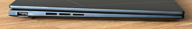 左：USB-A 3.2 Gen 1（5 GBit/秒）