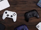 8BitDo Ultimate 2 无线控制器可通过有线 USB、蓝牙或 2.4GHz 无线网络连接到支持的设备。(图片来源：8BitDo）