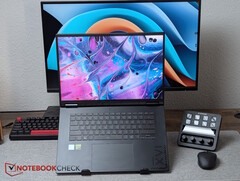 毗邻 Stream Deck+ 的技嘉游戏 A16 Pro