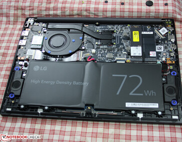 LG Ultra PC 14的内部结构：电池没有被粘住。