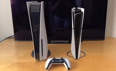 在增强现实对比视频中，PS5 Slim 看起来比原来的 PS5 更加小巧。(图片来源：rtql8d）