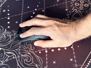 使用 Akko Dash Ultra 的手掌握把