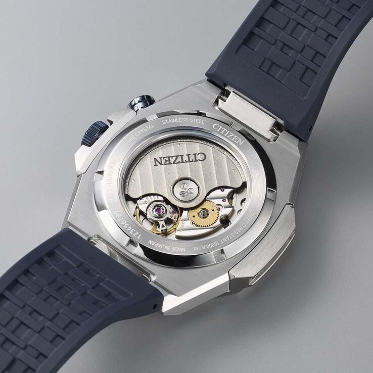 透过透明底盖，可以看到 Citizen 的 9051 型自动机芯。