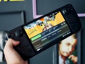一只手拿着 Steam Deck OLED（图片来源：Georgiy Lyamin via Unsplash；已裁剪）