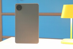 虽然外壳并不出众，但小米为其配备了强劲的电池和明亮的显示屏（图片来源：Notebookcheck）