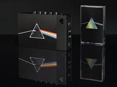 “We Are Rewind x Pink Floyd”收藏版套装包含一台限量版磁带播放器以及《月之暗面》50周年纪念版。