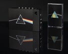 “We Are Rewind x Pink Floyd”收藏版套装包含一台限量版磁带播放器以及《月之暗面》50周年纪念版。