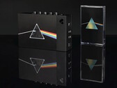 “We Are Rewind x Pink Floyd”收藏版套装包含一台限量版磁带播放器以及《月之暗面》50周年纪念版。