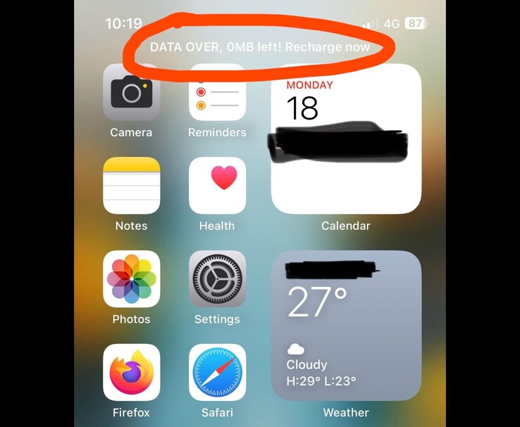 iPhone 主屏幕显示 "DATA OVER, 0MB left！立即充值 "提示（图片来源：Reddit/r/ios via u/grmln_rsn）