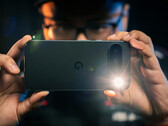 Pixel 9 Pro 的一些相机功能应该很快就会出现在谷歌的旧款智能手机上。(图片来源：Amanz - Unsplash）
