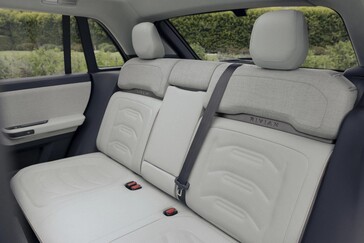 Rivian R3 内部配备后排三座