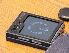 一个Galaxy Z Flip5的防漏壳。(图片来源:@Tech_Reve)